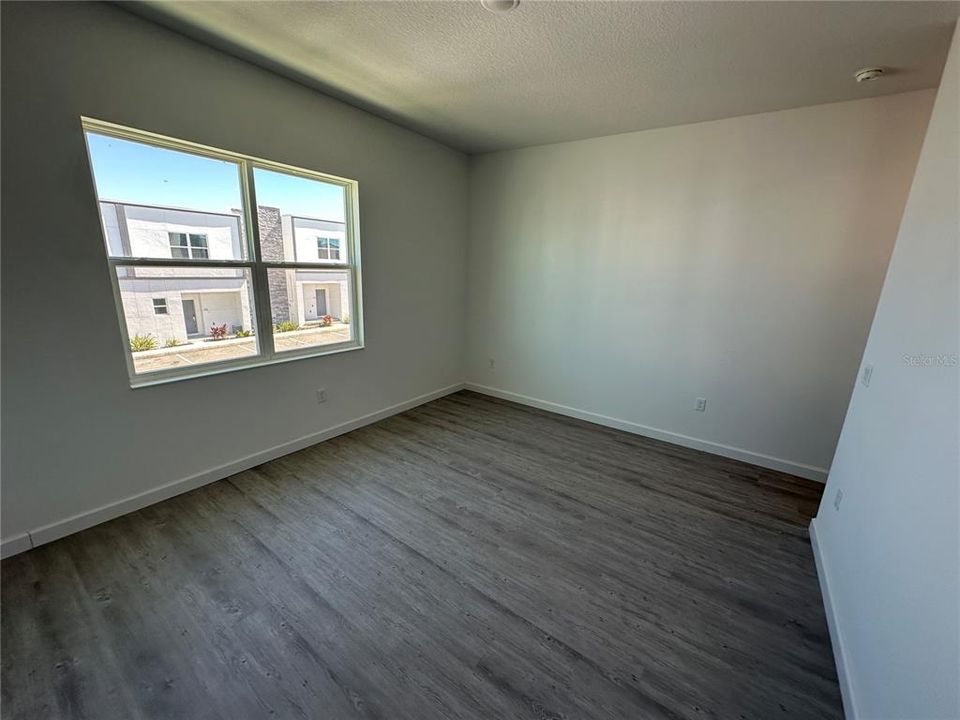 合同活跃: $399,990 (4 贝兹, 4 浴室, 2020 平方英尺)