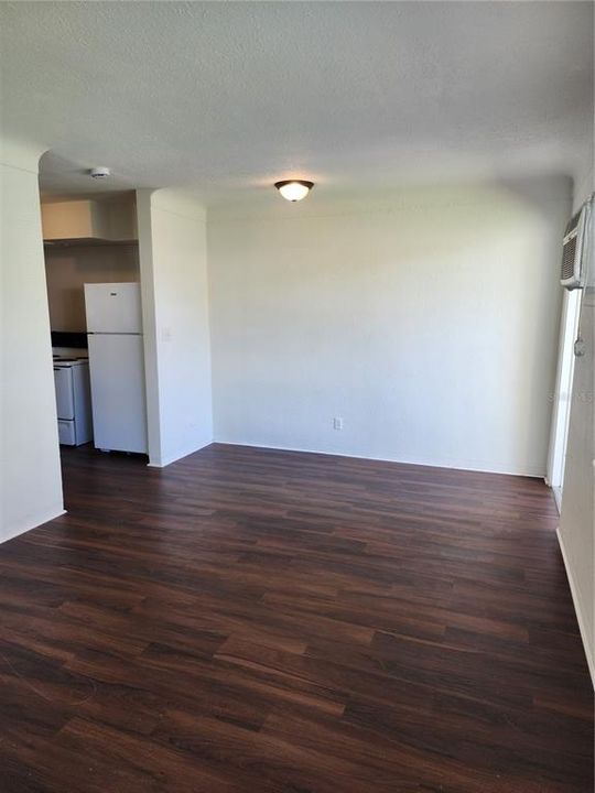 For Rent: $1,300 (1 beds, 1 baths, 550 Square Feet)