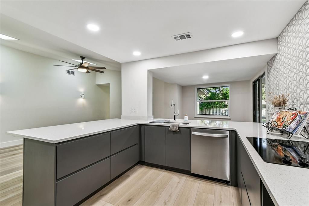 En Venta: $634,000 (4 camas, 2 baños, 1985 Pies cuadrados)