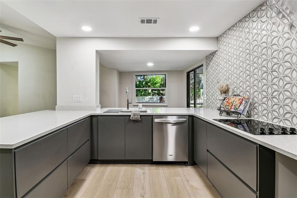 En Venta: $634,000 (4 camas, 2 baños, 1985 Pies cuadrados)