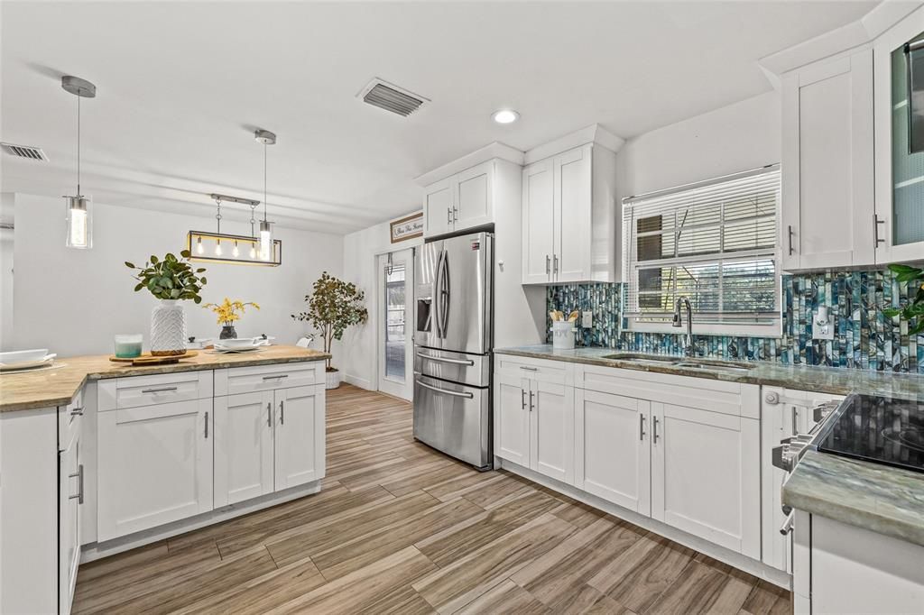 Activo con contrato: $359,900 (3 camas, 2 baños, 1244 Pies cuadrados)