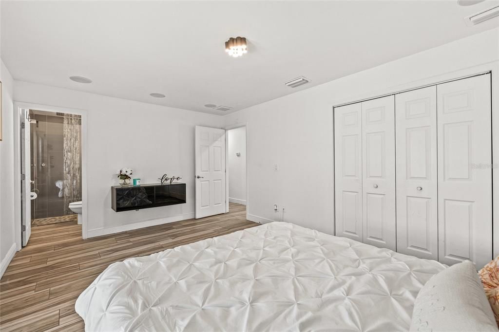 Activo con contrato: $359,900 (3 camas, 2 baños, 1244 Pies cuadrados)