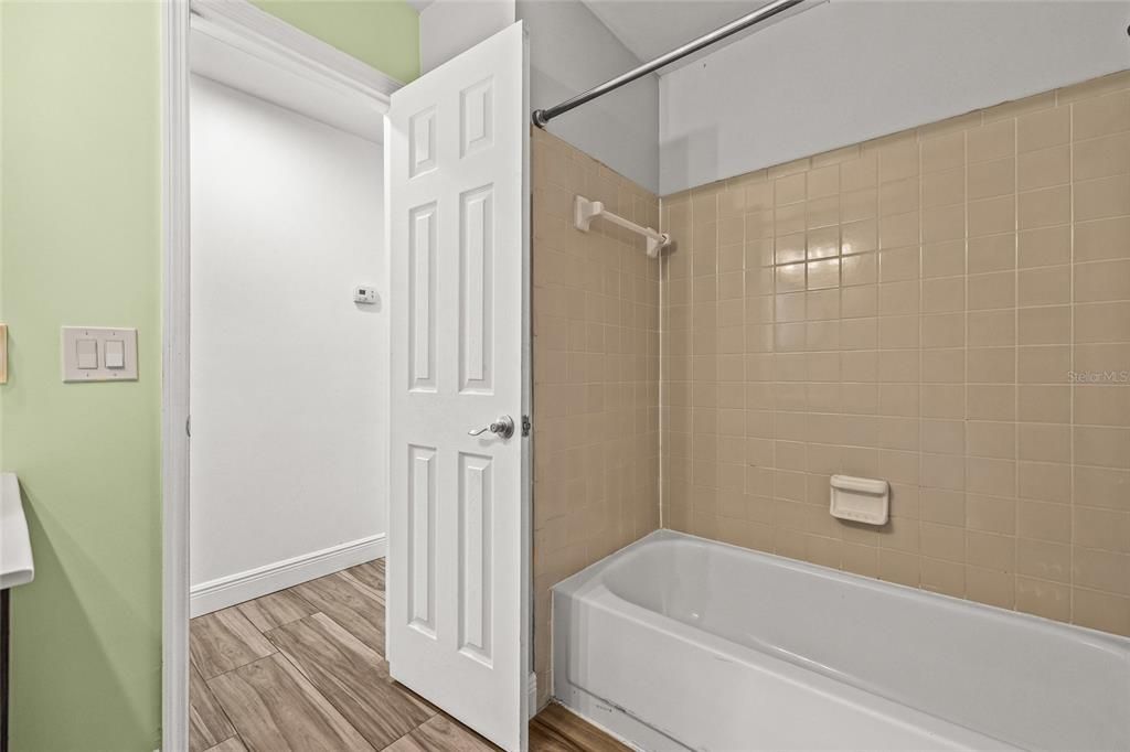 Activo con contrato: $359,900 (3 camas, 2 baños, 1244 Pies cuadrados)