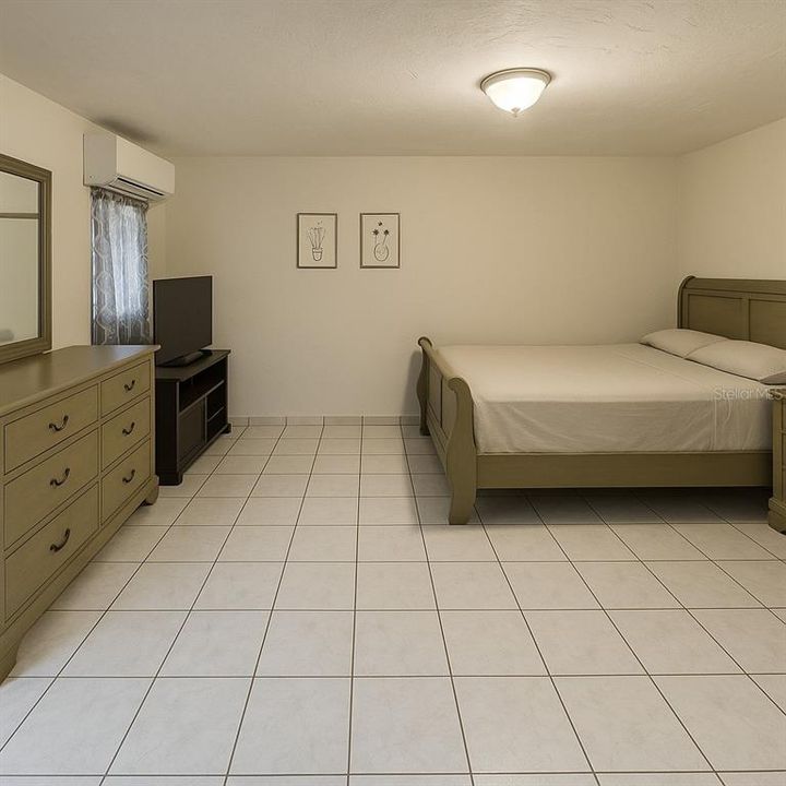 На продажу: $129,000 (5 спален, 0 ванн, 1800 Квадратных фут)