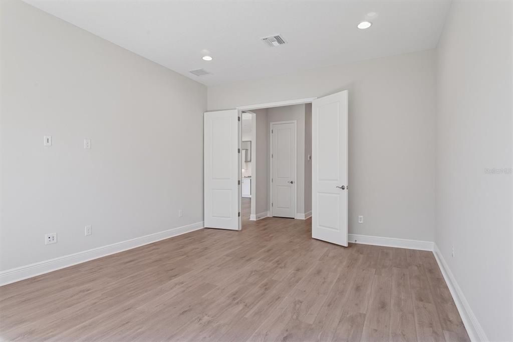 合同活跃: $889,990 (4 贝兹, 4 浴室, 3830 平方英尺)