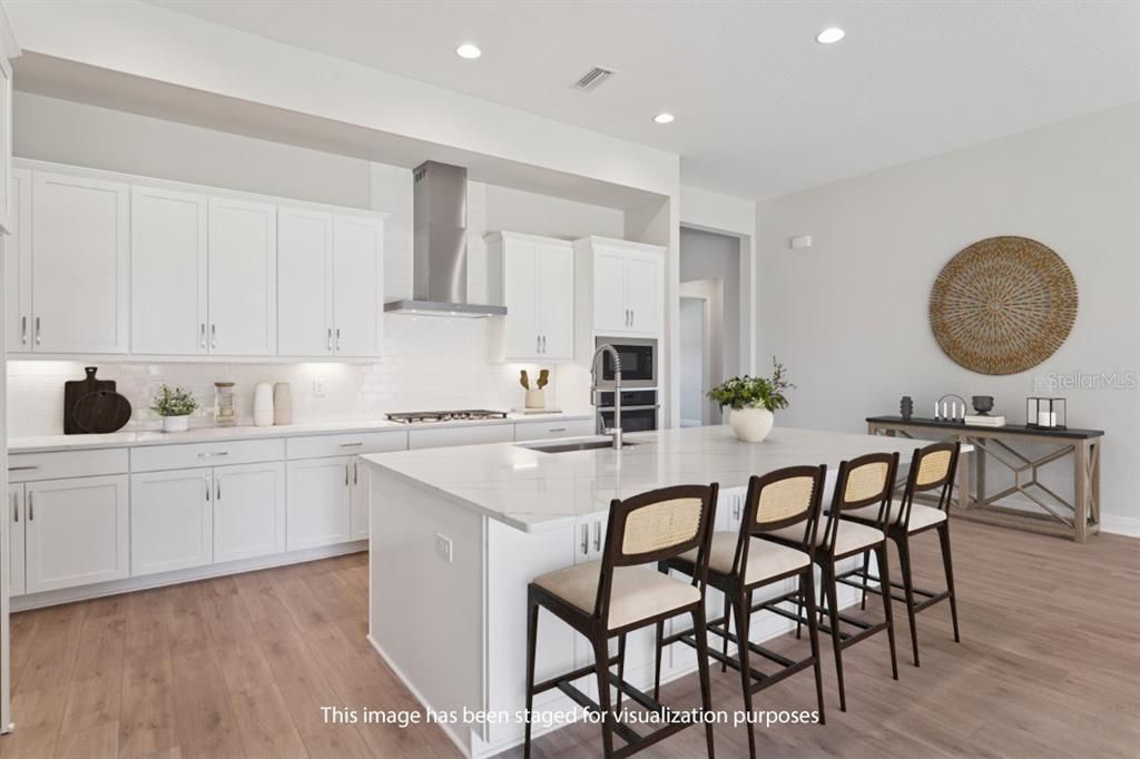 合同活跃: $889,990 (4 贝兹, 4 浴室, 3830 平方英尺)