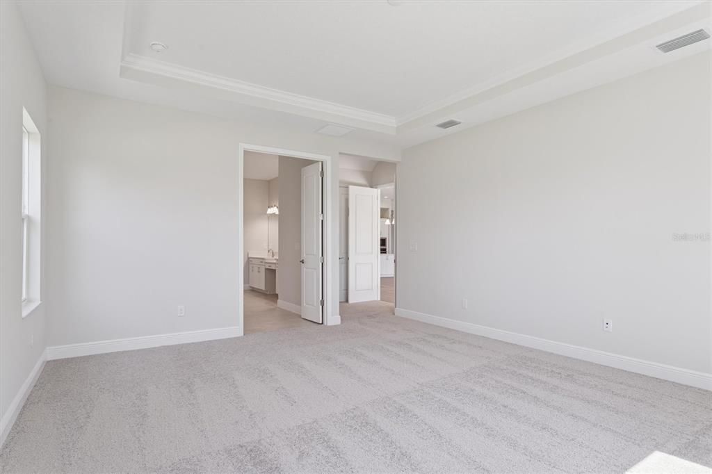 合同活跃: $889,990 (4 贝兹, 4 浴室, 3830 平方英尺)