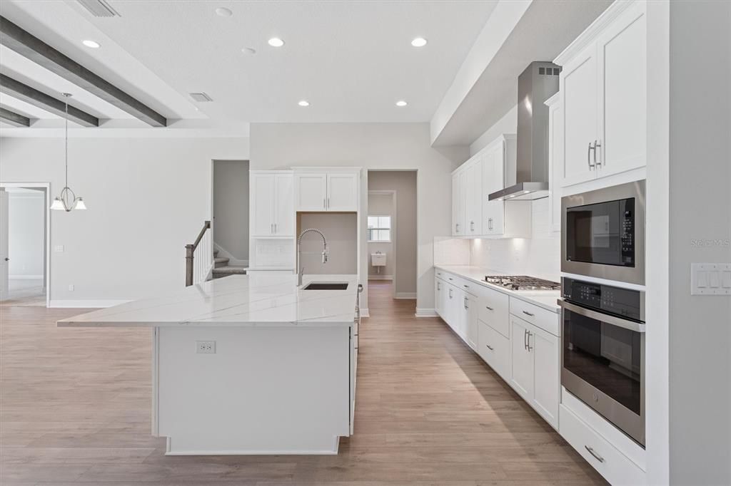 合同活跃: $889,990 (4 贝兹, 4 浴室, 3830 平方英尺)