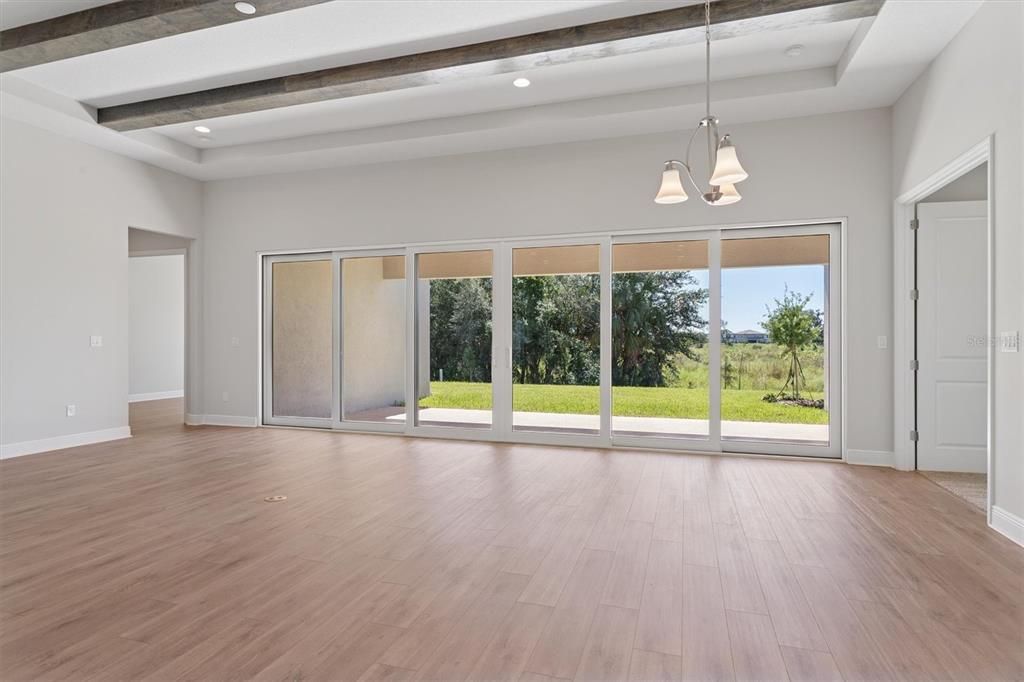 合同活跃: $889,990 (4 贝兹, 4 浴室, 3830 平方英尺)