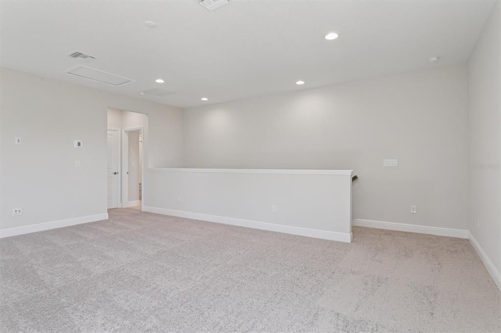 合同活跃: $889,990 (4 贝兹, 4 浴室, 3830 平方英尺)