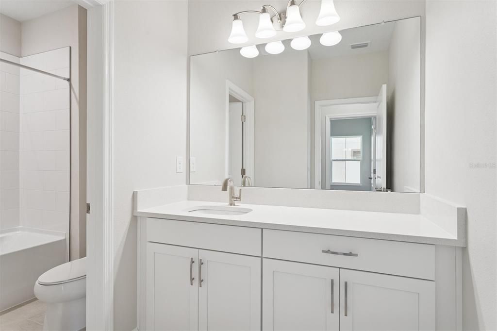 合同活跃: $889,990 (4 贝兹, 4 浴室, 3830 平方英尺)