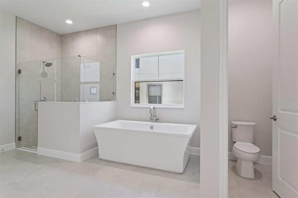 合同活跃: $889,990 (4 贝兹, 4 浴室, 3830 平方英尺)