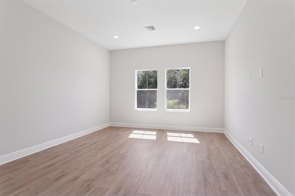 合同活跃: $889,990 (4 贝兹, 4 浴室, 3830 平方英尺)