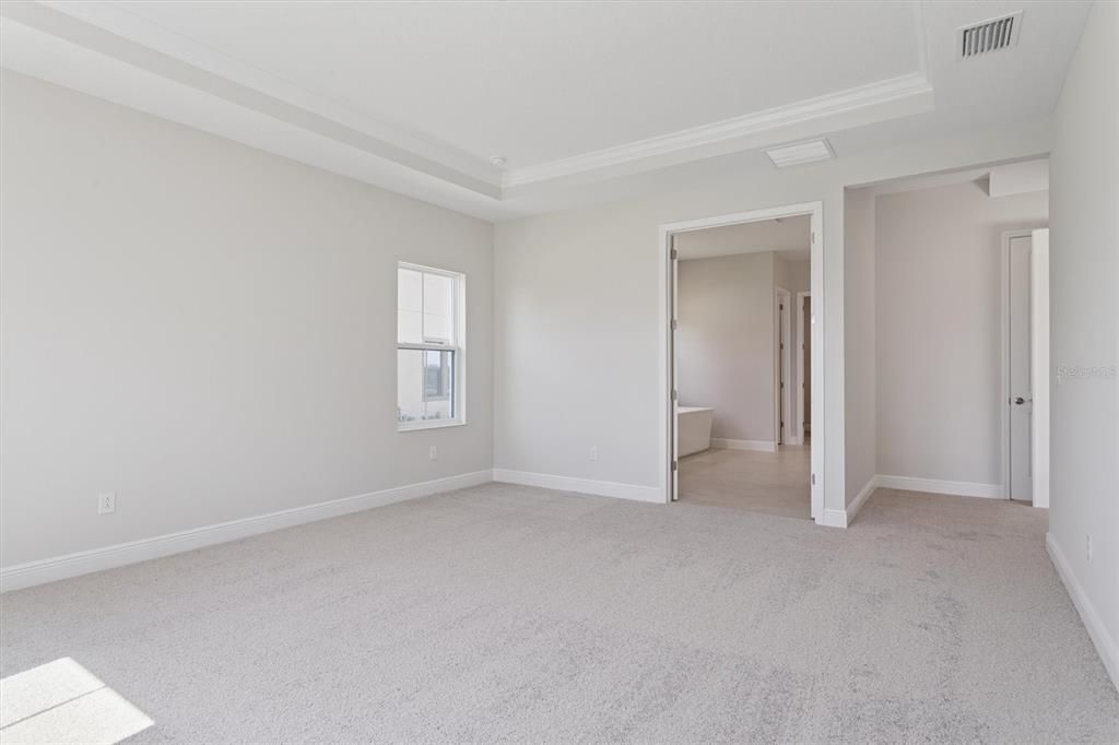 合同活跃: $889,990 (4 贝兹, 4 浴室, 3830 平方英尺)