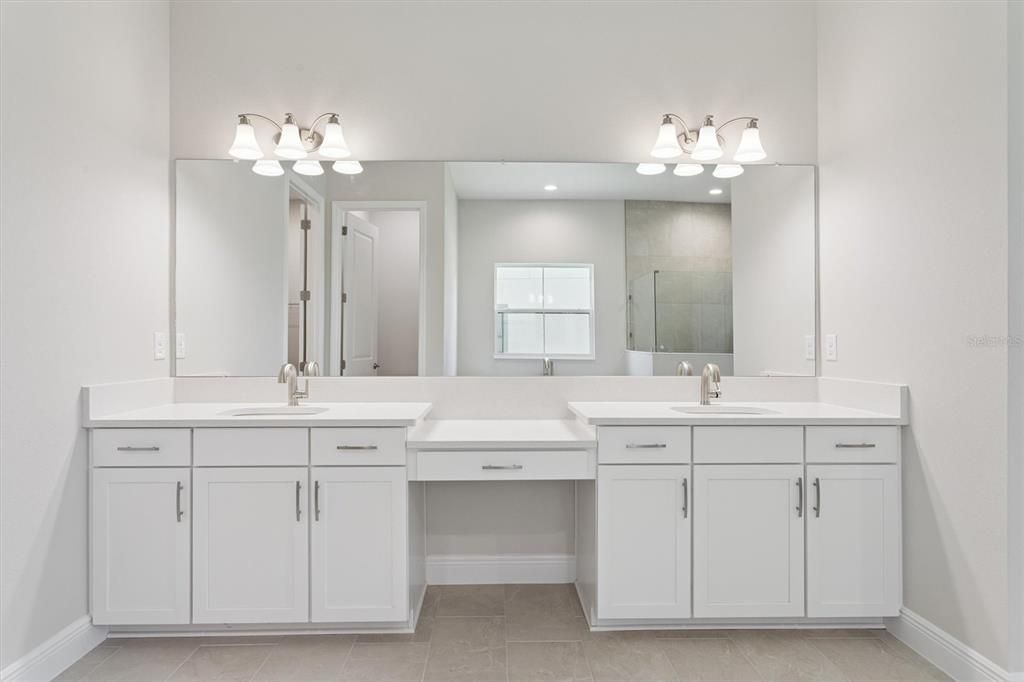 合同活跃: $889,990 (4 贝兹, 4 浴室, 3830 平方英尺)