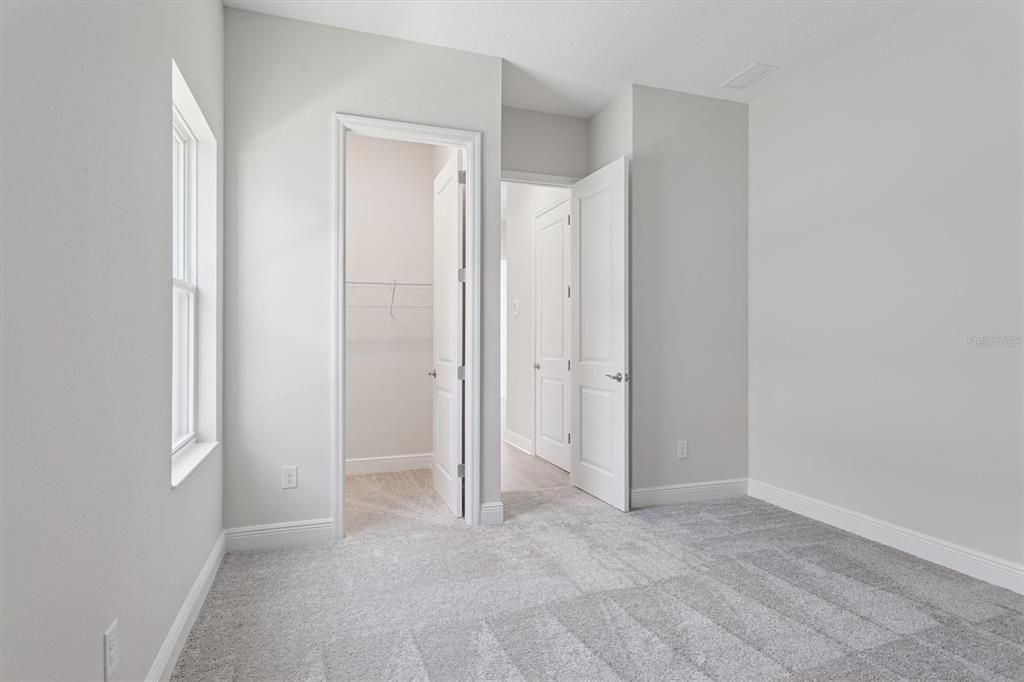 合同活跃: $889,990 (4 贝兹, 4 浴室, 3830 平方英尺)