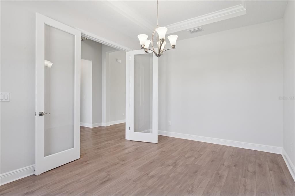 合同活跃: $889,990 (4 贝兹, 4 浴室, 3830 平方英尺)