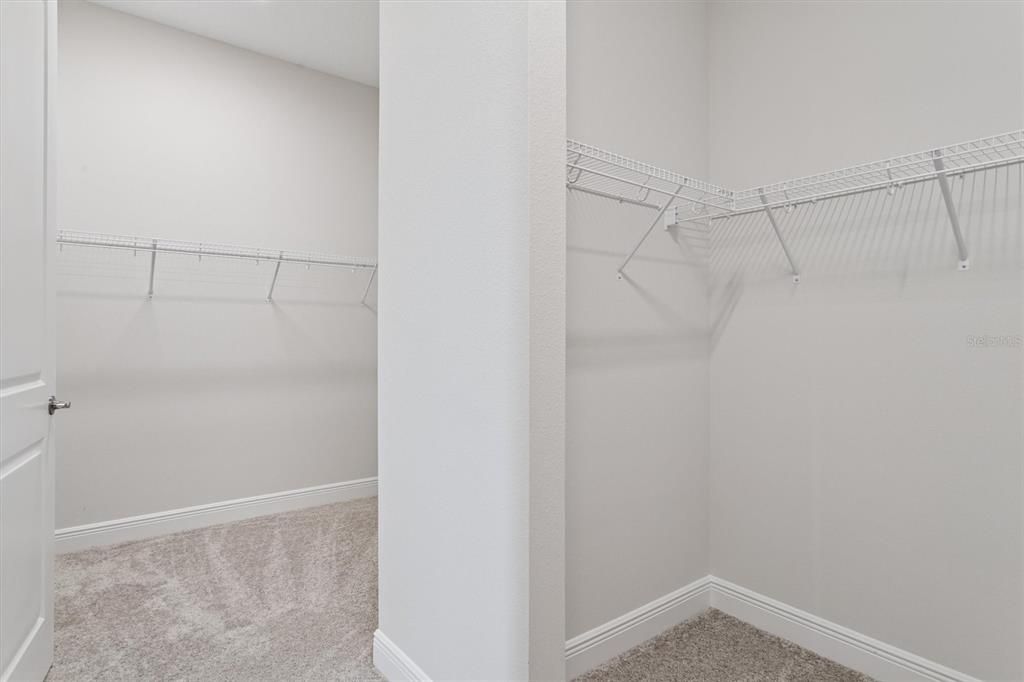 合同活跃: $889,990 (4 贝兹, 4 浴室, 3830 平方英尺)