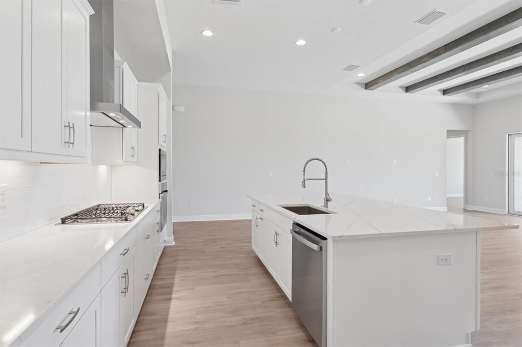 合同活跃: $889,990 (4 贝兹, 4 浴室, 3830 平方英尺)