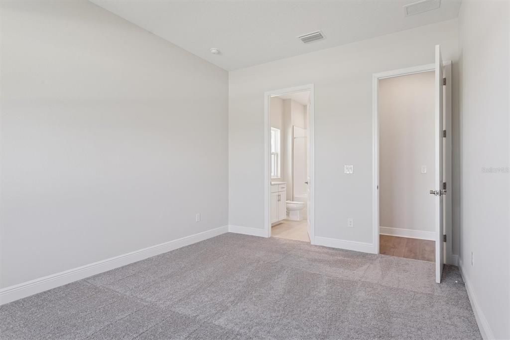 合同活跃: $889,990 (4 贝兹, 4 浴室, 3830 平方英尺)