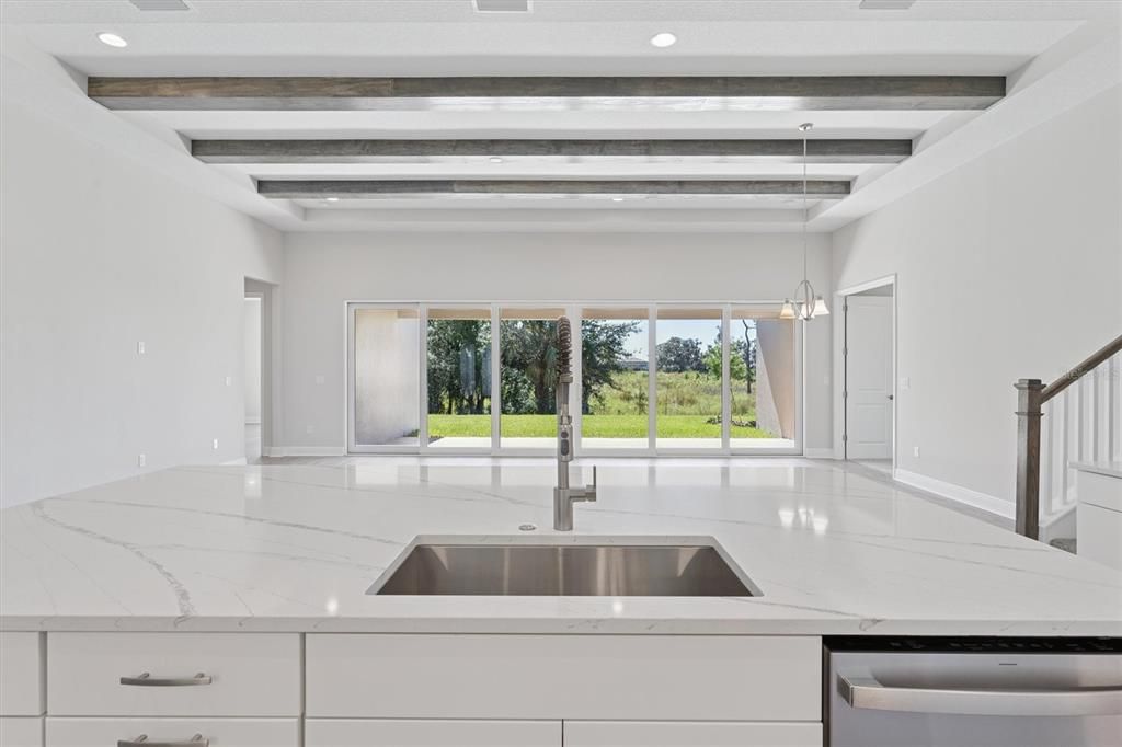 合同活跃: $889,990 (4 贝兹, 4 浴室, 3830 平方英尺)