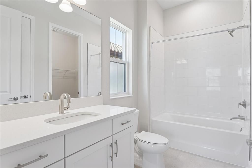 合同活跃: $889,990 (4 贝兹, 4 浴室, 3830 平方英尺)