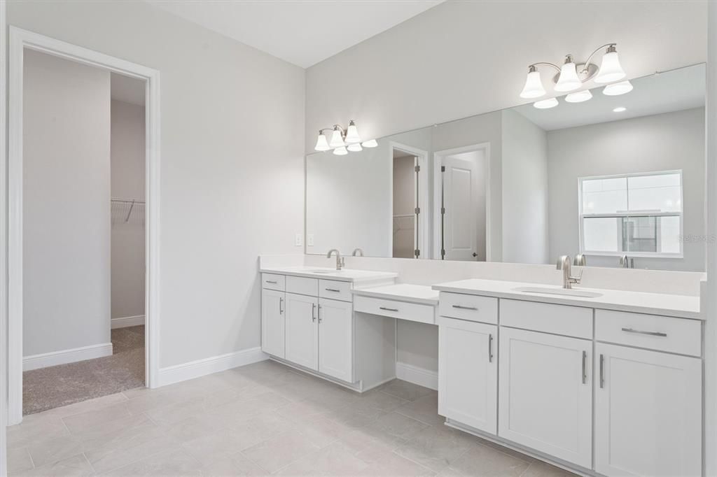 合同活跃: $889,990 (4 贝兹, 4 浴室, 3830 平方英尺)