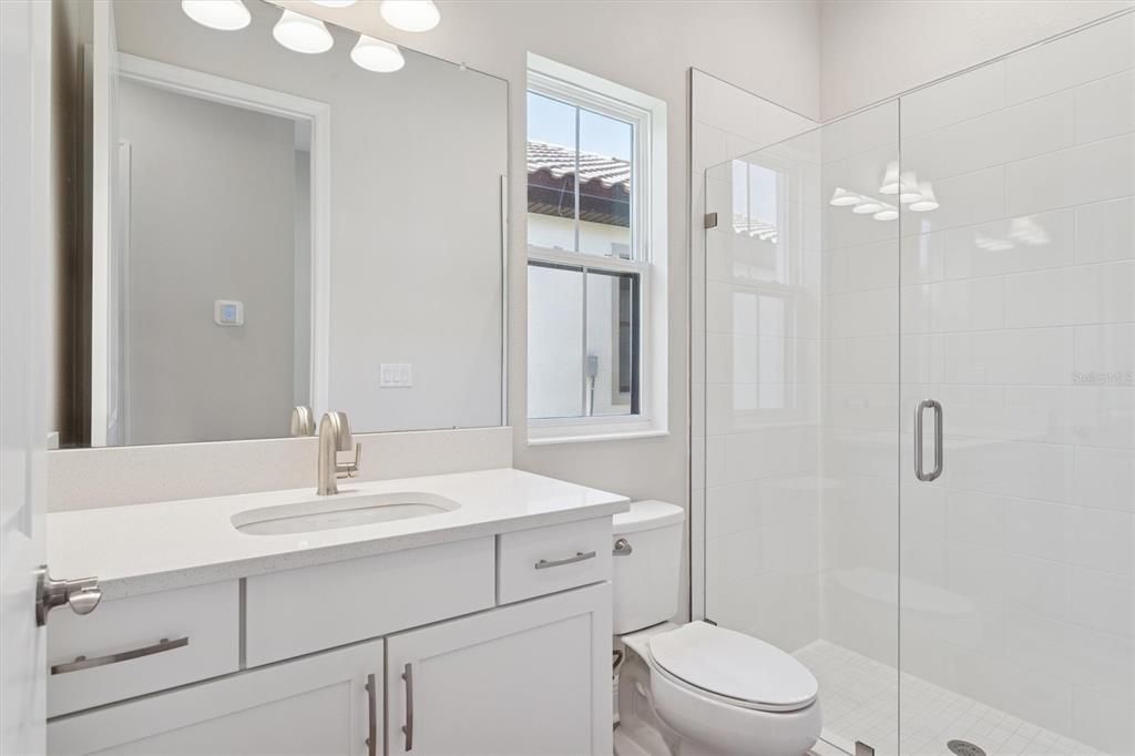 合同活跃: $889,990 (4 贝兹, 4 浴室, 3830 平方英尺)