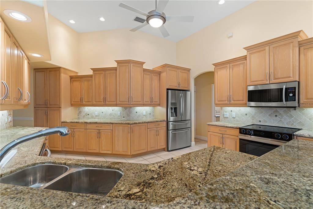 Под контрактом: $1,290,000 (3 спален, 2 ванн, 2765 Квадратных фут)