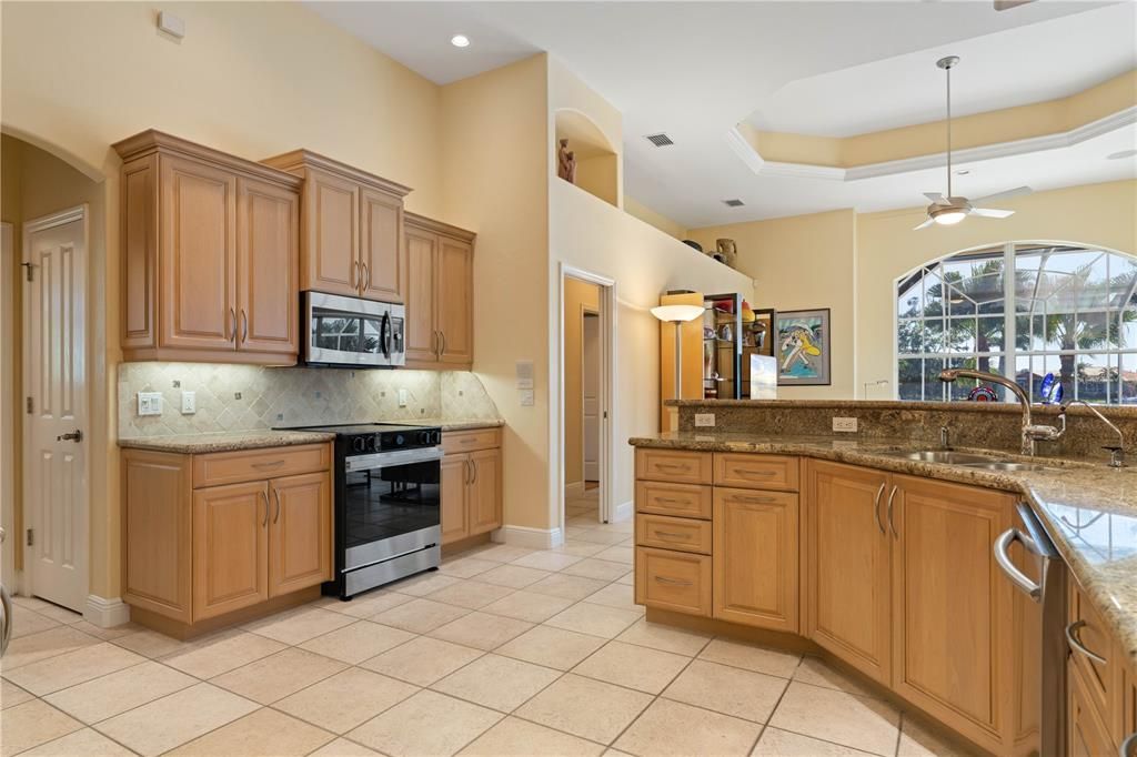 Под контрактом: $1,290,000 (3 спален, 2 ванн, 2765 Квадратных фут)