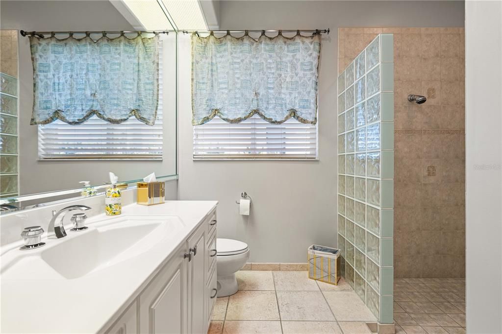 Под контрактом: $1,290,000 (3 спален, 2 ванн, 2765 Квадратных фут)