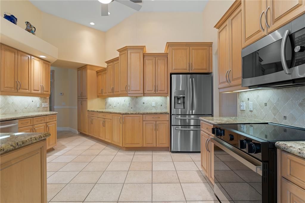 Под контрактом: $1,290,000 (3 спален, 2 ванн, 2765 Квадратных фут)