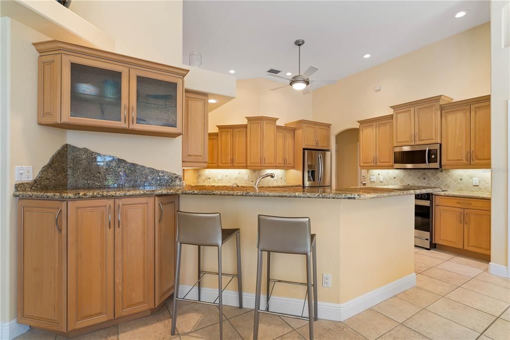 Под контрактом: $1,290,000 (3 спален, 2 ванн, 2765 Квадратных фут)