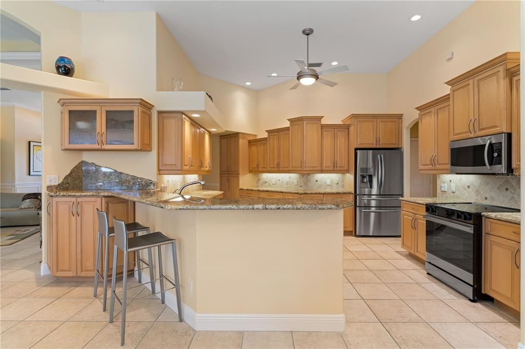 Под контрактом: $1,290,000 (3 спален, 2 ванн, 2765 Квадратных фут)