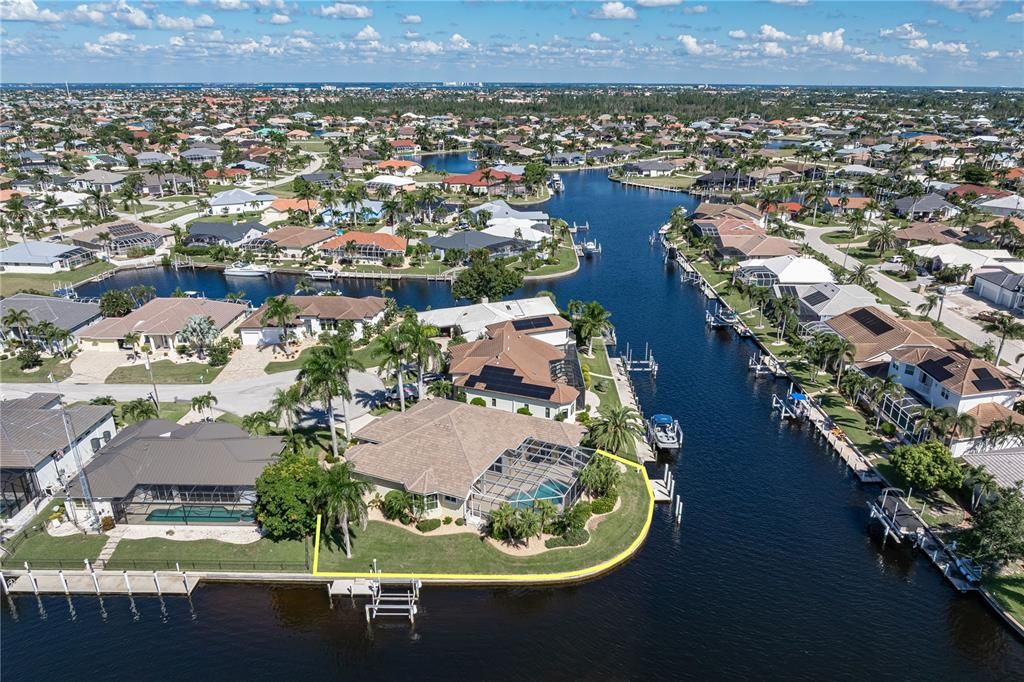 Под контрактом: $1,290,000 (3 спален, 2 ванн, 2765 Квадратных фут)