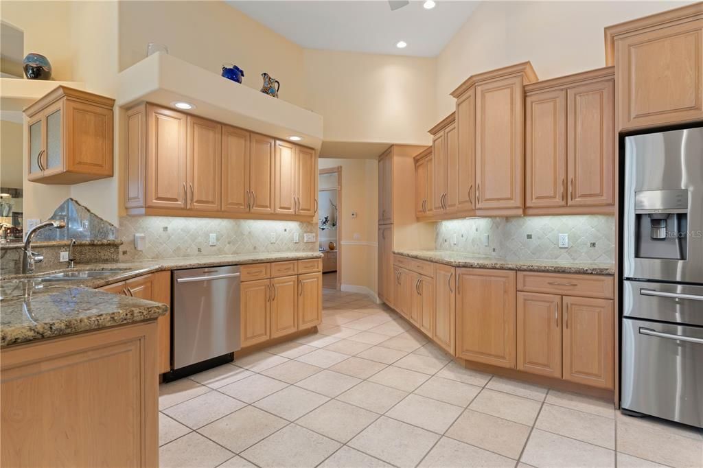 Под контрактом: $1,290,000 (3 спален, 2 ванн, 2765 Квадратных фут)