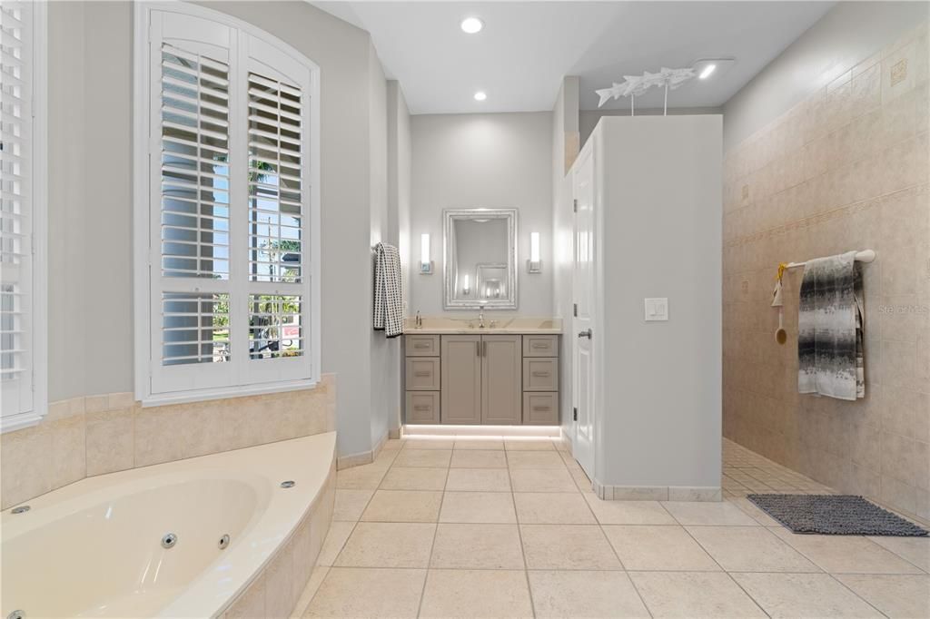 Под контрактом: $1,290,000 (3 спален, 2 ванн, 2765 Квадратных фут)