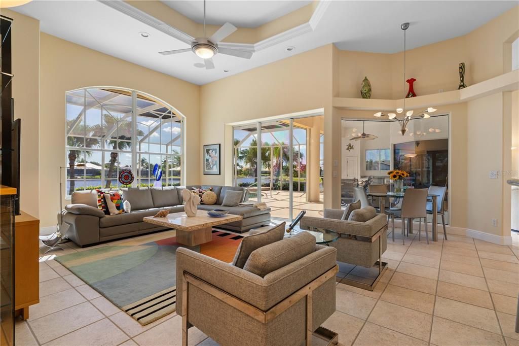 Под контрактом: $1,290,000 (3 спален, 2 ванн, 2765 Квадратных фут)