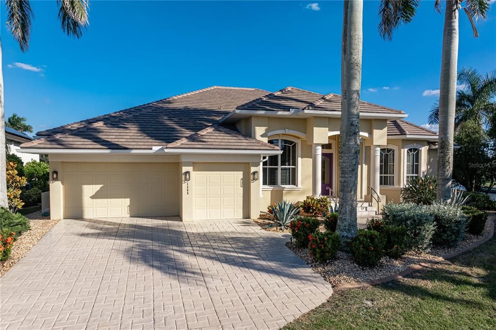 Под контрактом: $1,290,000 (3 спален, 2 ванн, 2765 Квадратных фут)