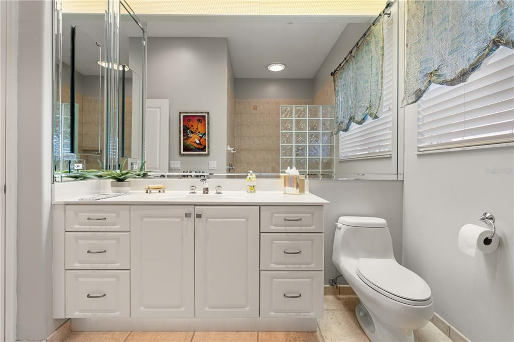 Под контрактом: $1,290,000 (3 спален, 2 ванн, 2765 Квадратных фут)