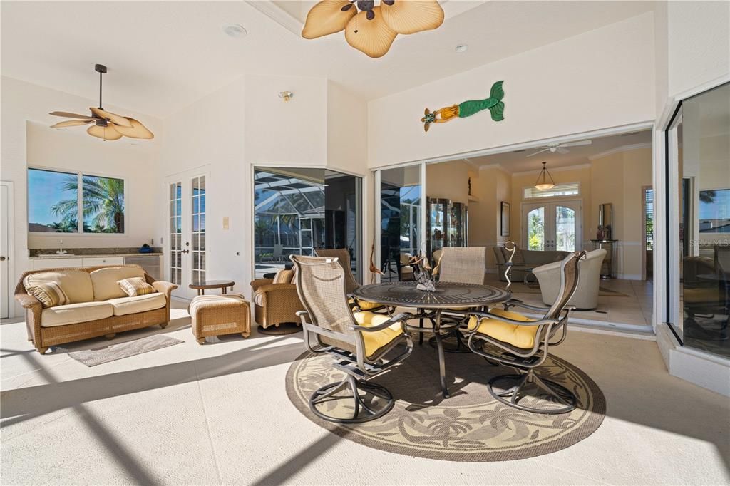 Под контрактом: $1,290,000 (3 спален, 2 ванн, 2765 Квадратных фут)