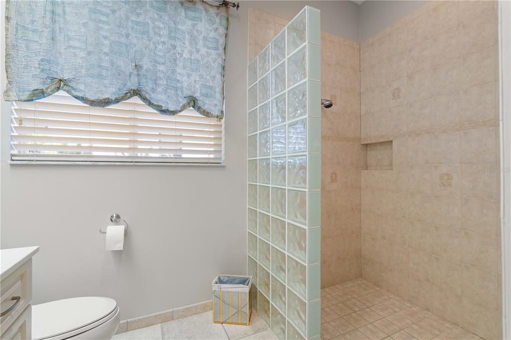 Под контрактом: $1,290,000 (3 спален, 2 ванн, 2765 Квадратных фут)