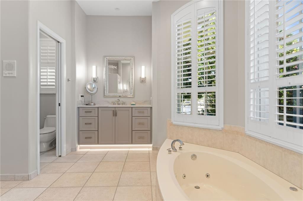 Под контрактом: $1,290,000 (3 спален, 2 ванн, 2765 Квадратных фут)