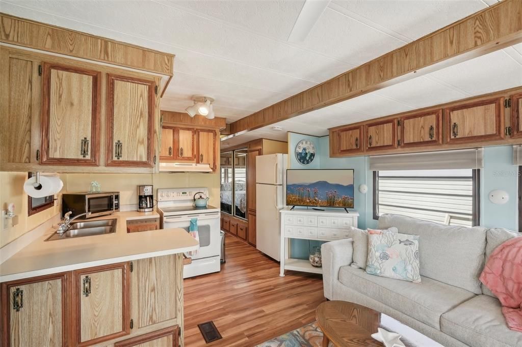 合同活跃: $35,000 (1 贝兹, 1 浴室, 272 平方英尺)