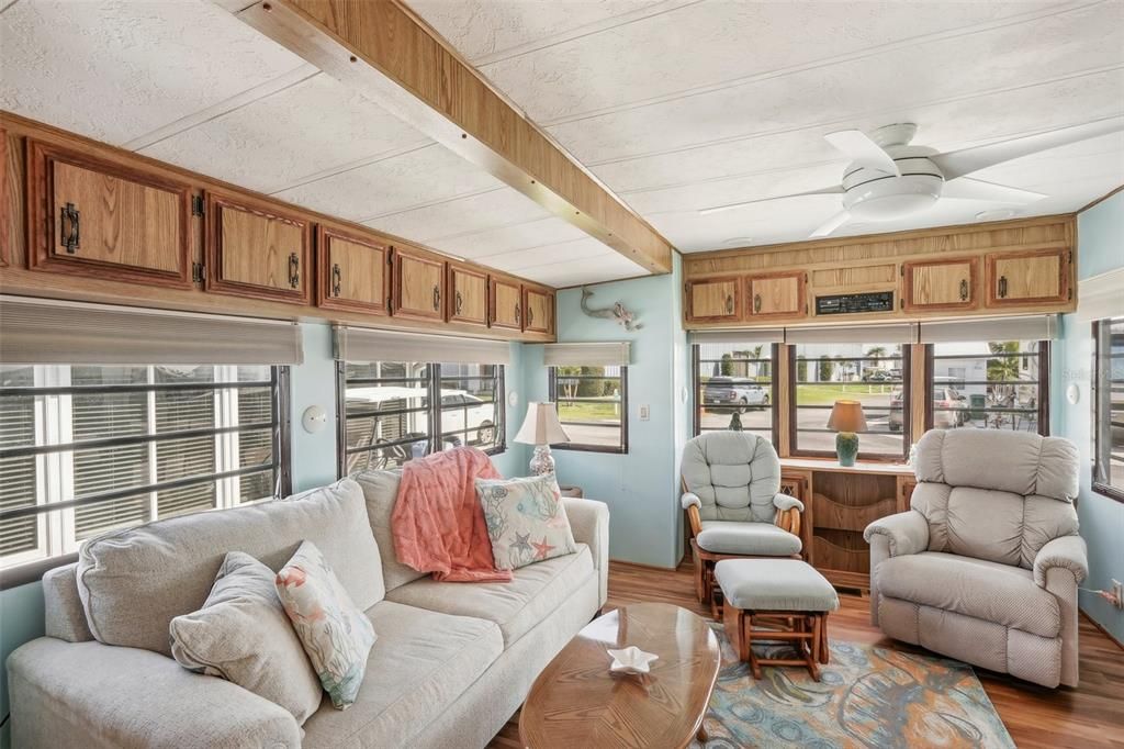 合同活跃: $35,000 (1 贝兹, 1 浴室, 272 平方英尺)