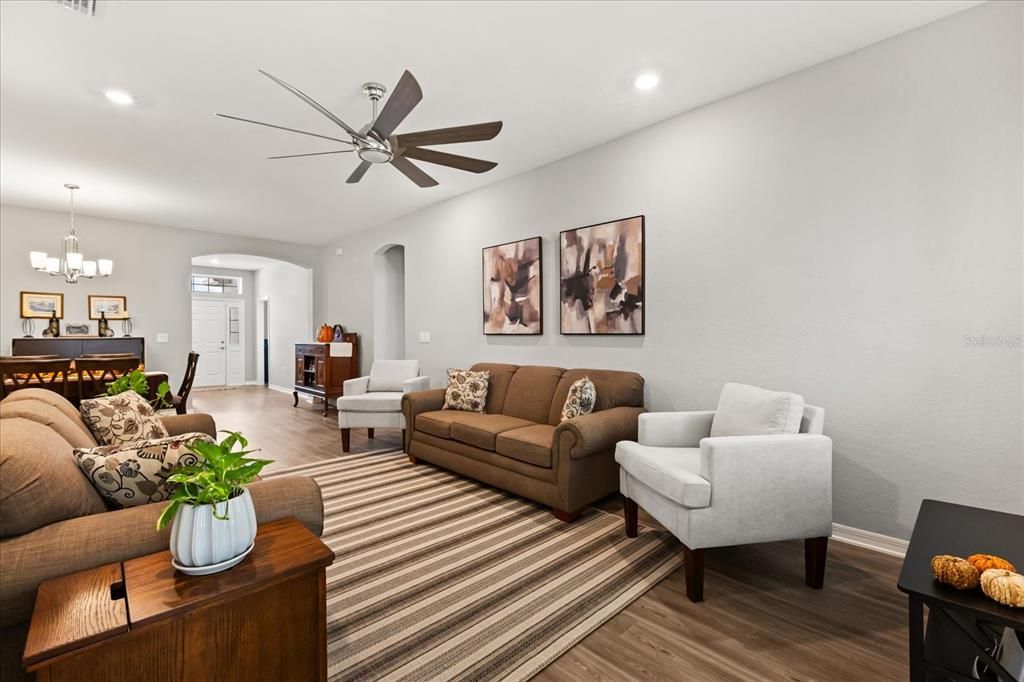 En Venta: $387,000 (4 camas, 3 baños, 2487 Pies cuadrados)