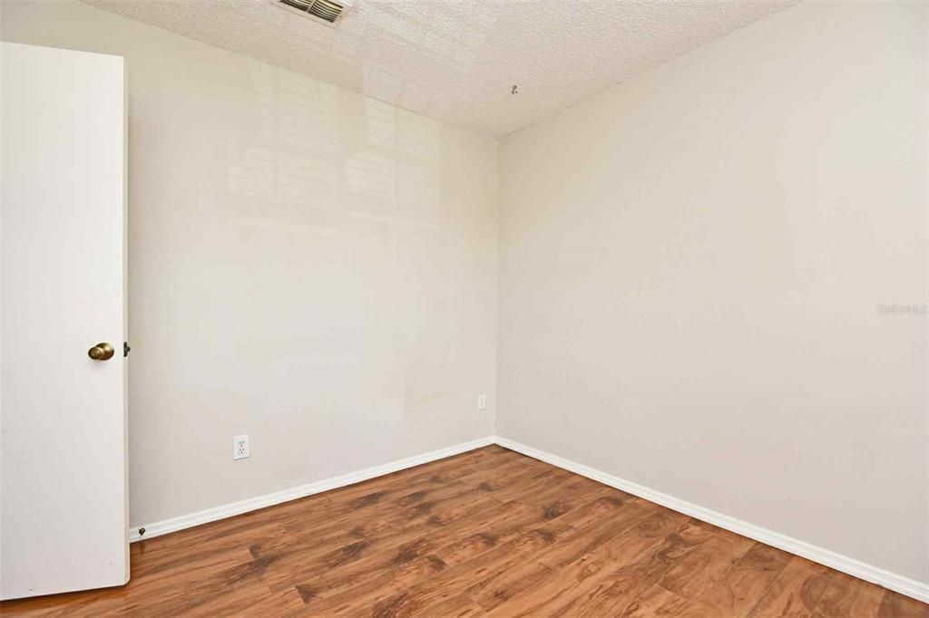 Под контрактом: $1,950 (3 спален, 2 ванн, 1370 Квадратных фут)