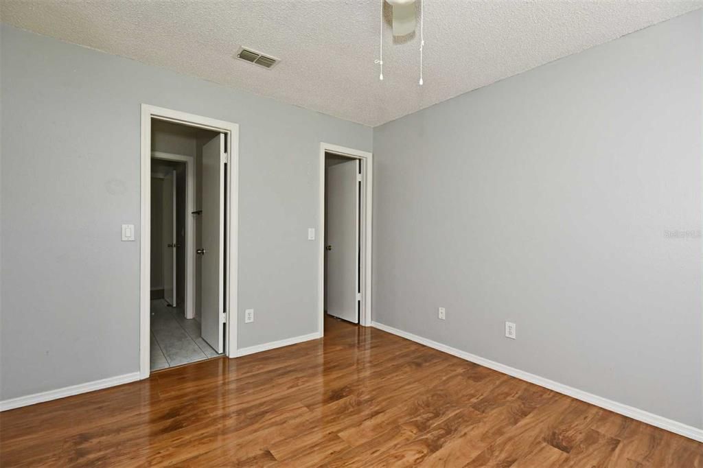 Под контрактом: $1,950 (3 спален, 2 ванн, 1370 Квадратных фут)