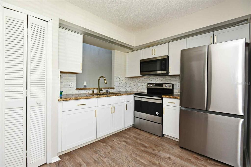 Под контрактом: $1,950 (3 спален, 2 ванн, 1370 Квадратных фут)