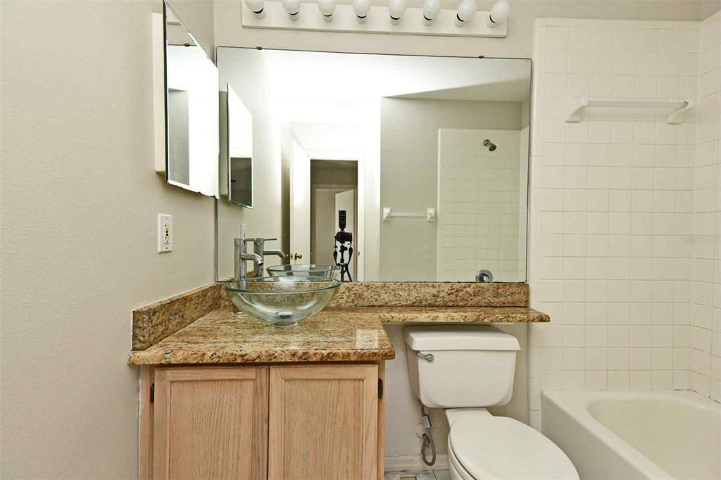 Под контрактом: $1,950 (3 спален, 2 ванн, 1370 Квадратных фут)